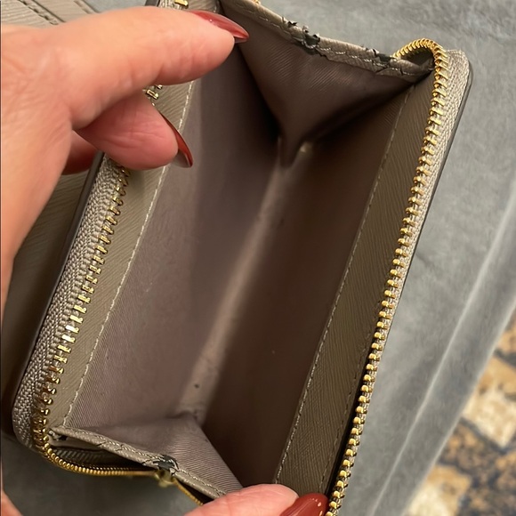 Tory Burch wallet with zipper and multiple slots for cards - Picture 7 of 10